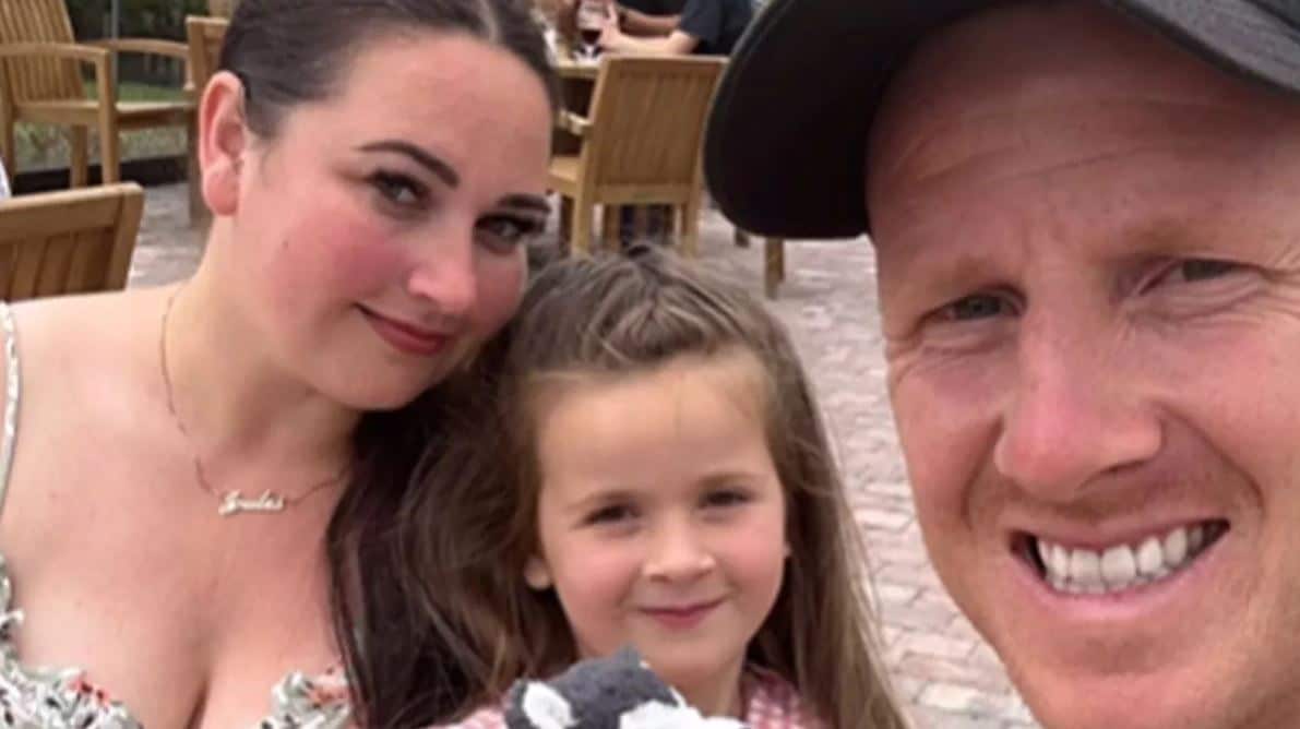 Parents en deuil étreignant une photo de leur enfant
