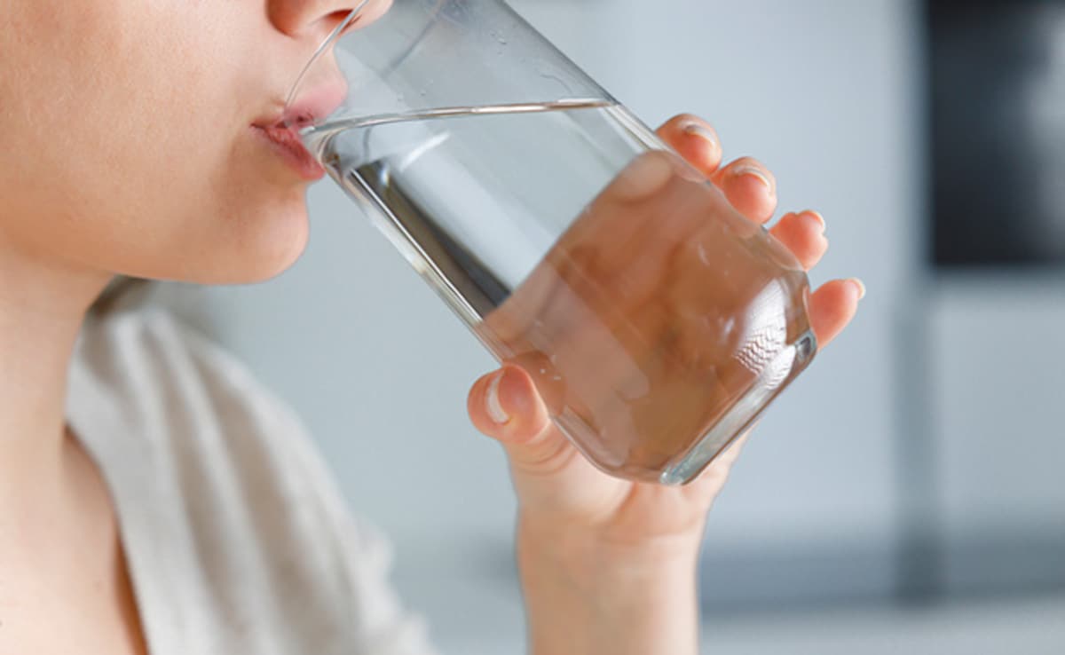 Personne buvant de l'eau