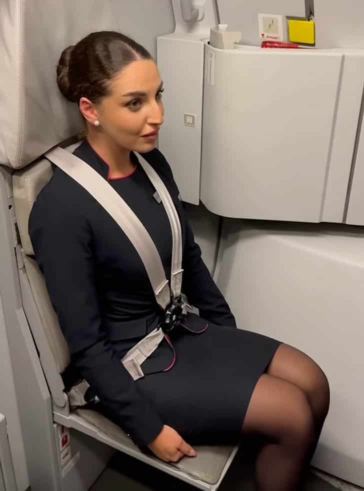 Hôtesse de l'air en position de sécurité