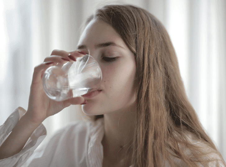 Personne buvant de l'eau avec soif persistante