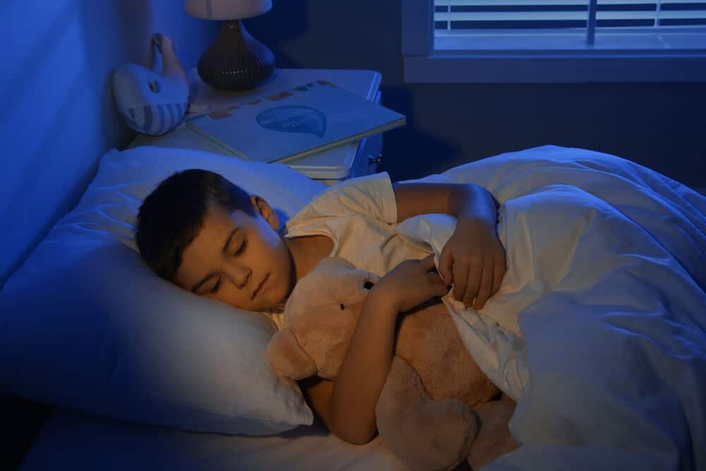 Enfant dormant profondément dans son lit