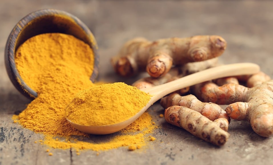 Préparation maison au curcuma pour la peau