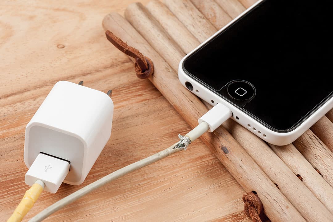 Câble USB endommagé près du connecteur