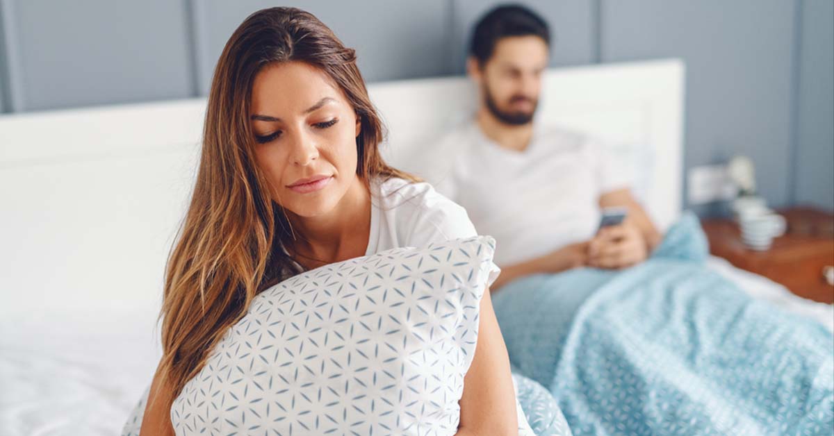Homme absorbé par son téléphone