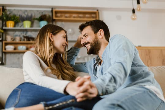 Couple en conversation intime
