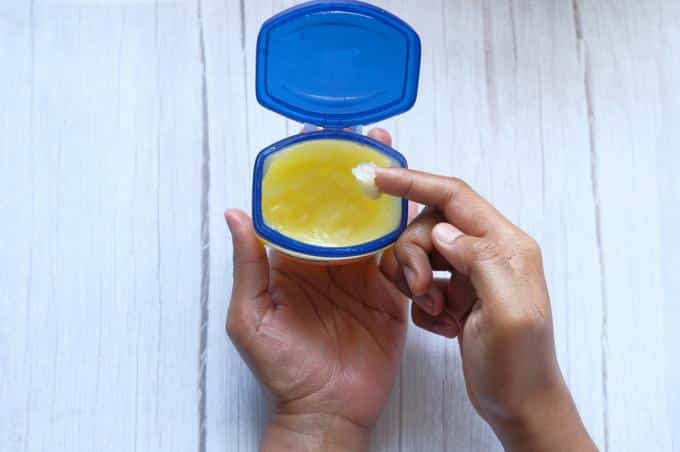 Main appliquant de la vaseline