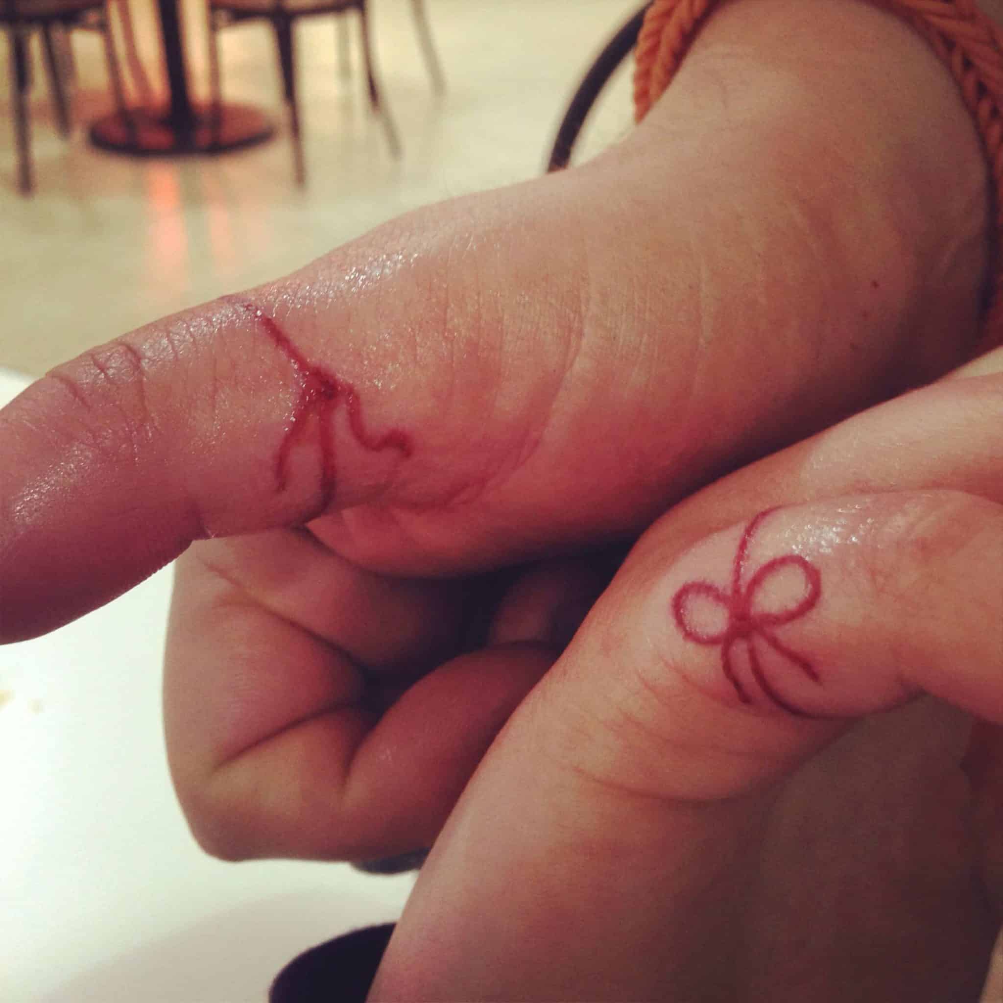 Tatouage de fil rouge sur la main