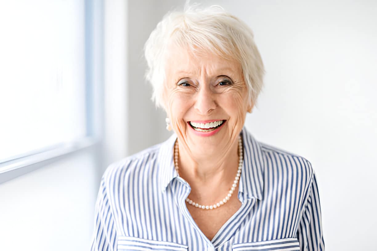 Personne âgée active et souriante
