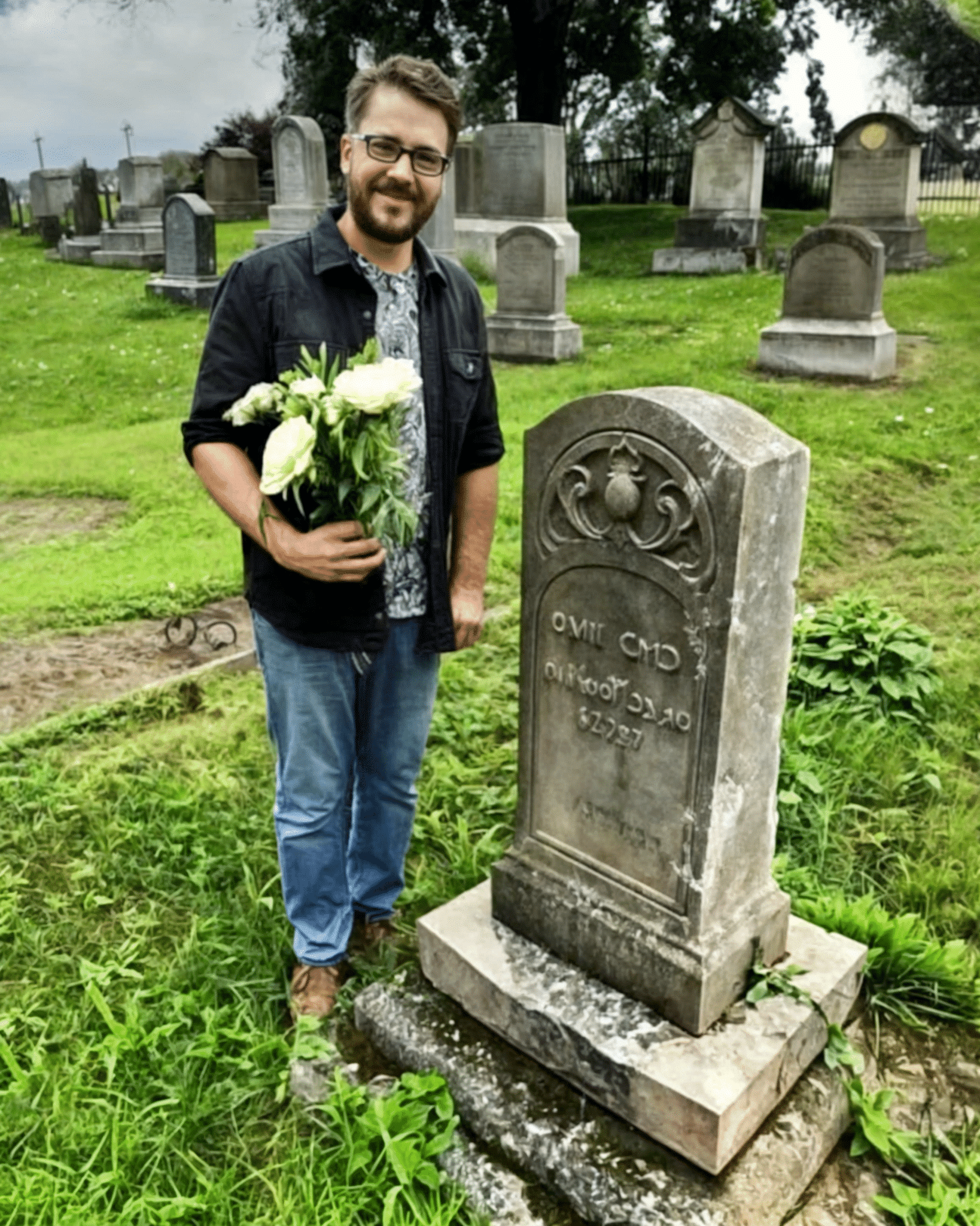 Liam au cimetière avec des fleurs