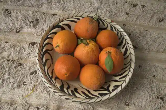 Main tenant une orange