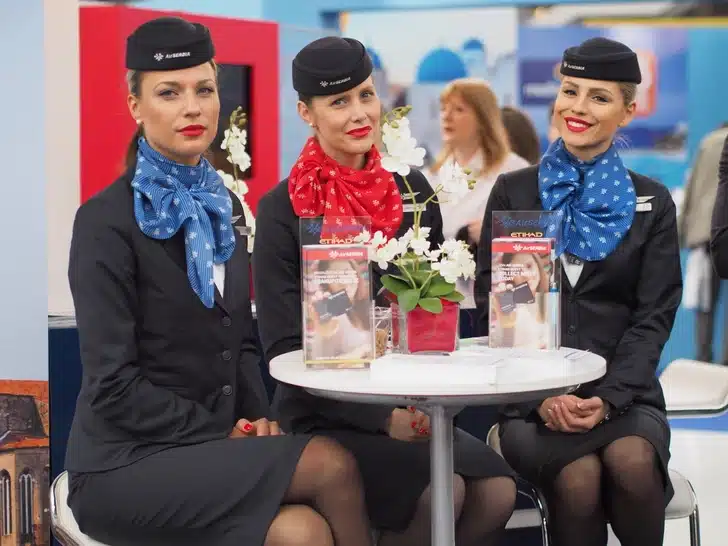 Hôtesses en uniforme dans un avion