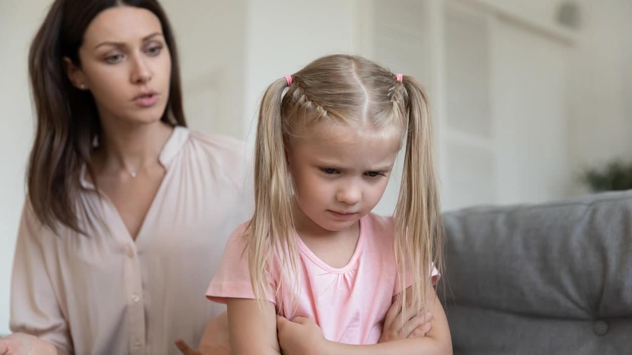 Parent et enfant en situation de conflit