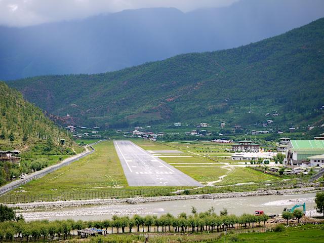 Avion volant entre les montagnes de l'Himalaya
