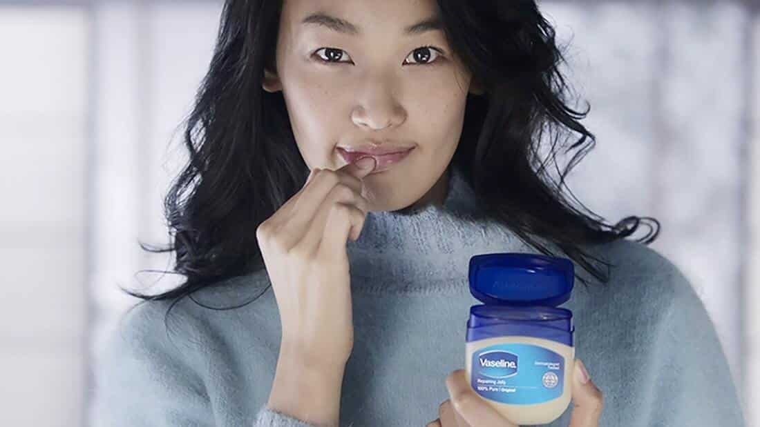 Lèvres hydratées avec vaseline