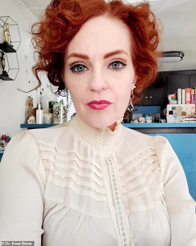 Portrait de Anna Stone