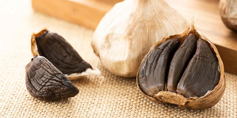 Ail noir bio sur fond blanc
