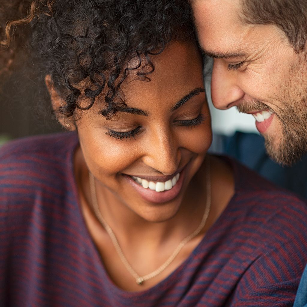 Couple âgé s'échangeant un baiser
