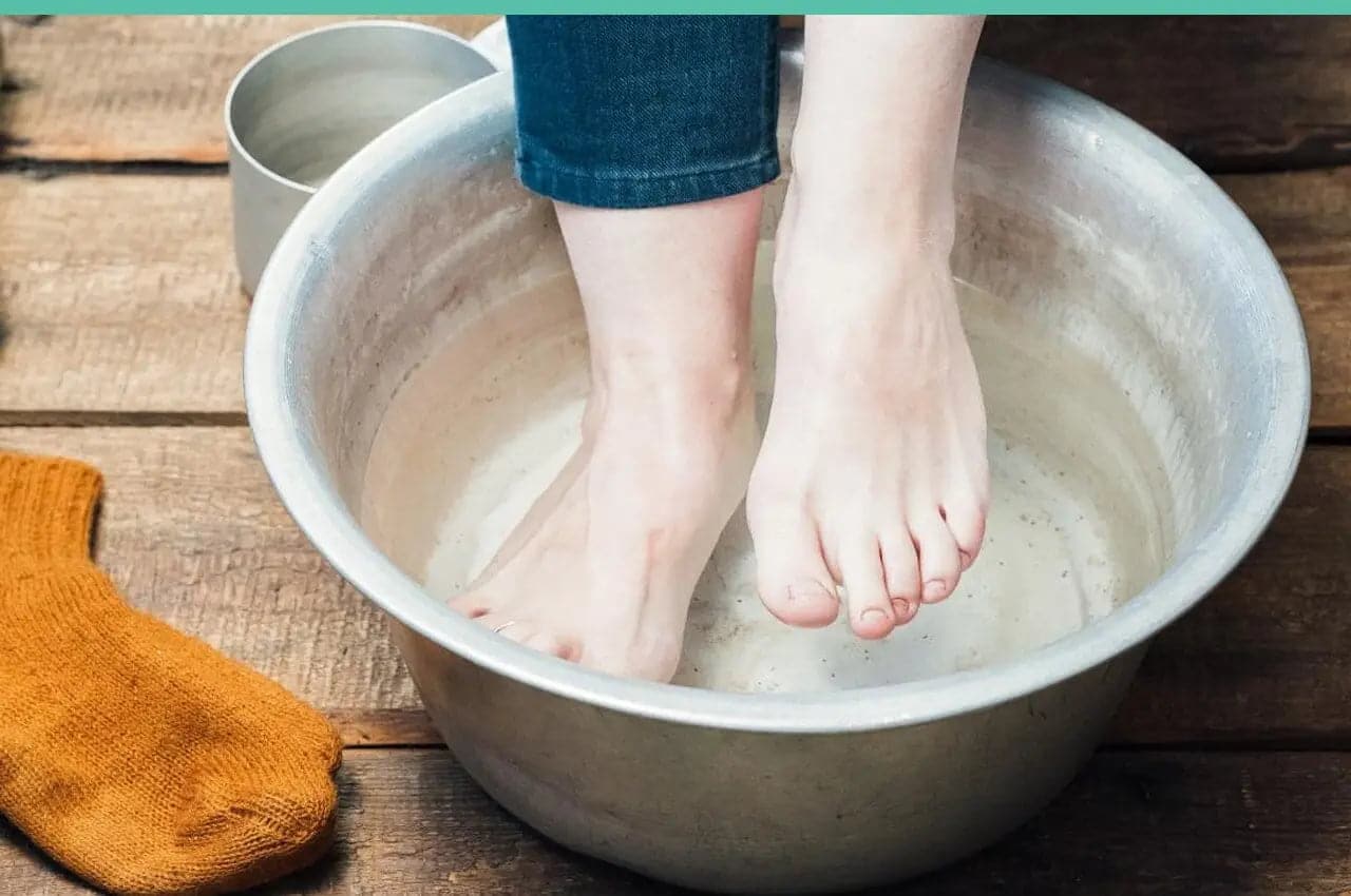 Femme faisant un bain de pieds
