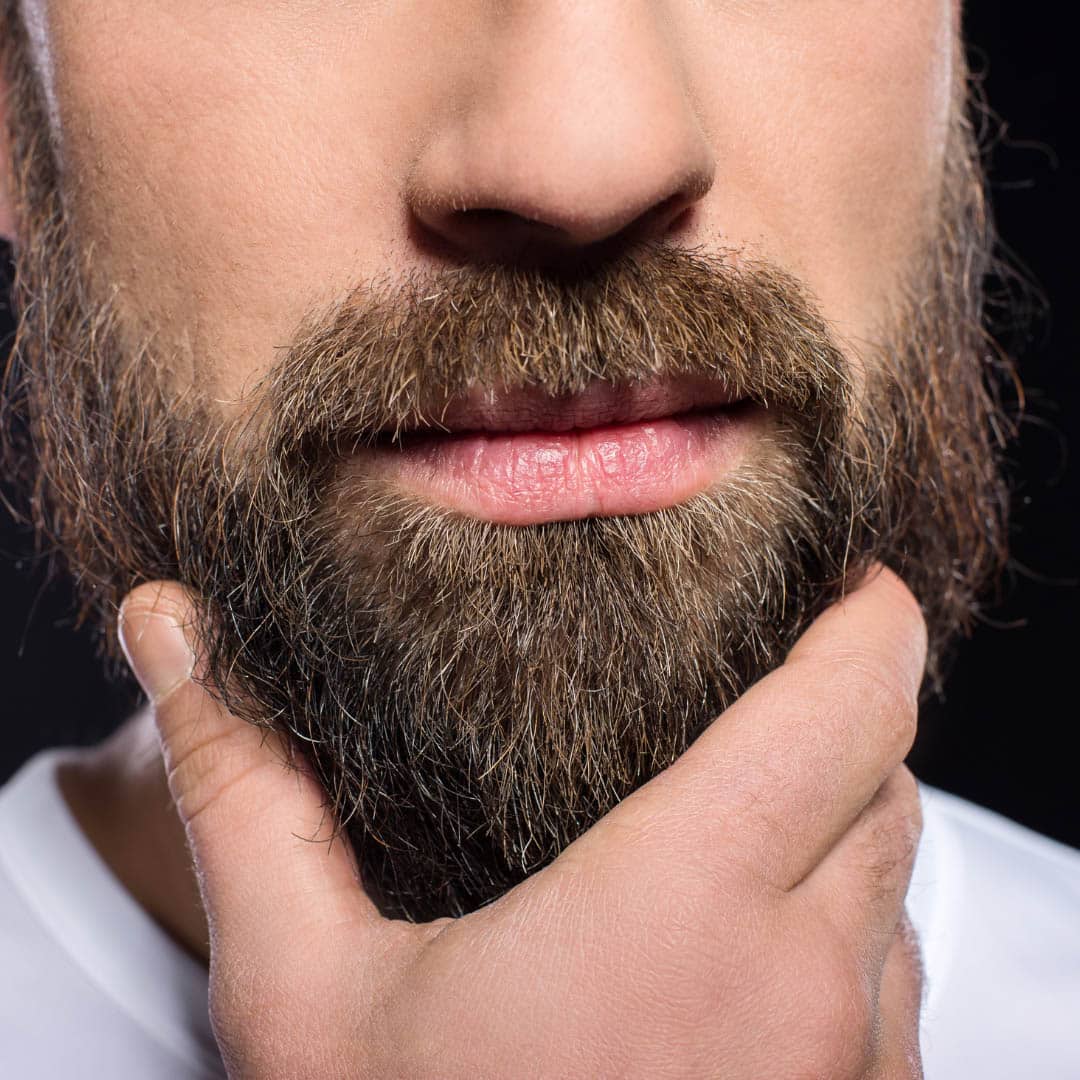 Homme avec une barbe bien taillée