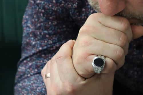 Bague à l'auriculaire droit