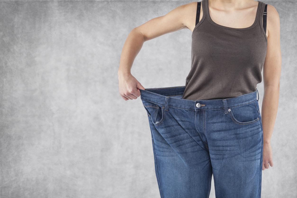 Personne se pesant sur une balance