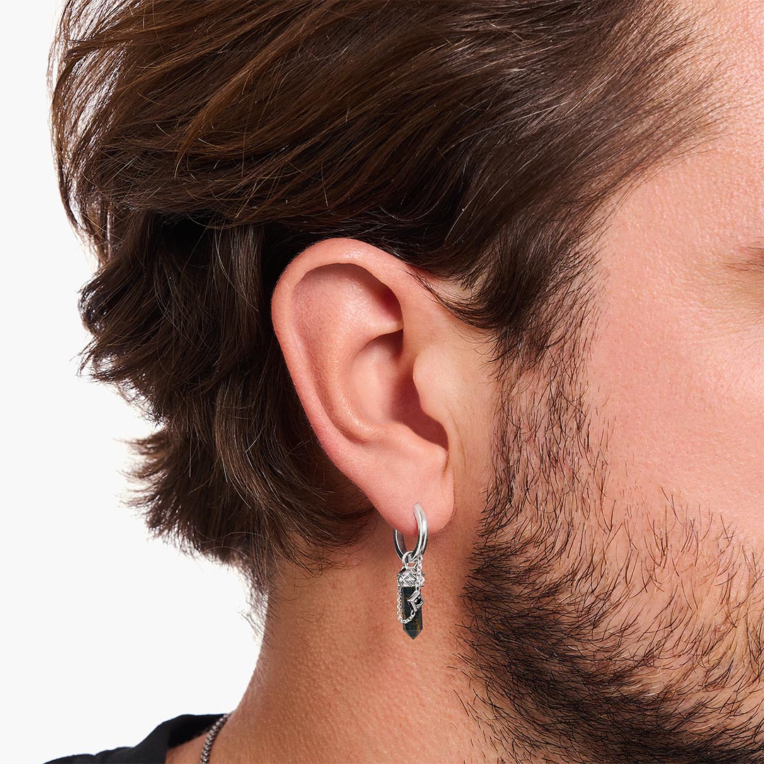 Homme style portant une boucle d'oreille moderne