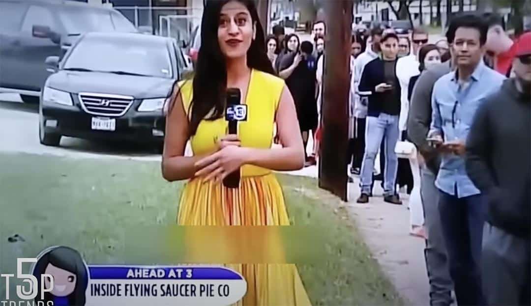 Journaliste gérant l'incident avec grâce