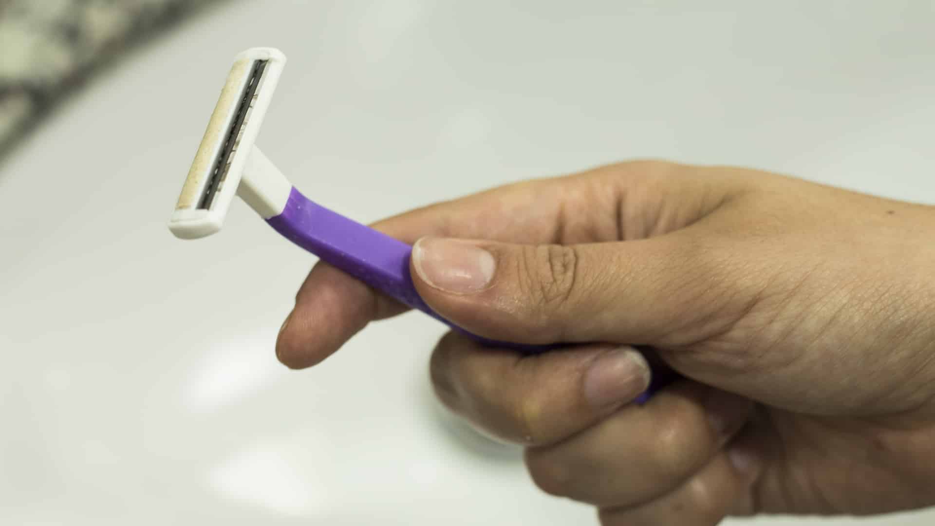Rasoir séché avec une serviette