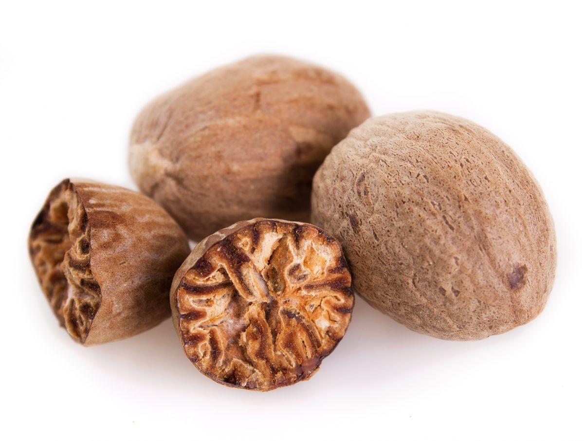 Graines de muscade entières et moulues