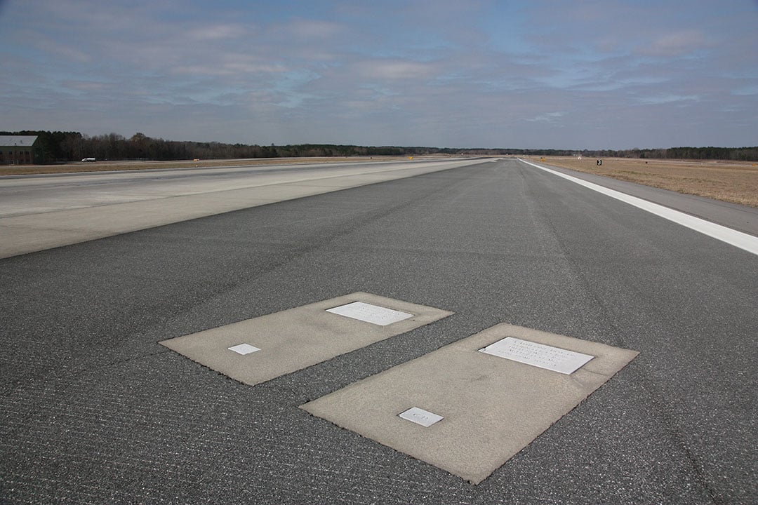 Pierres tombales intégrées dans le tarmac