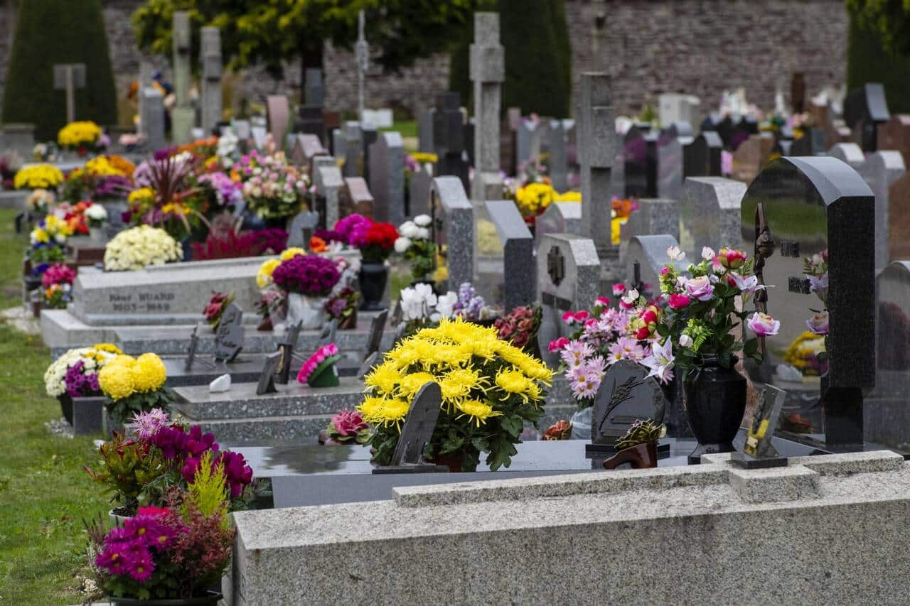 Tombe avec des gants colorés