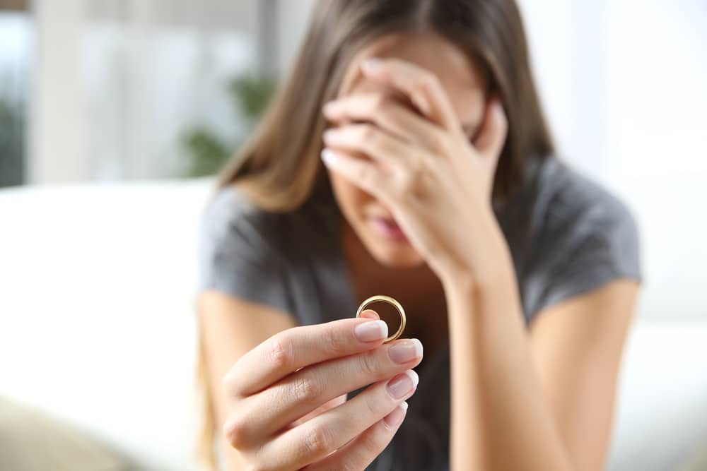 Femme réfléchissant à ses droits lors d'un divorce