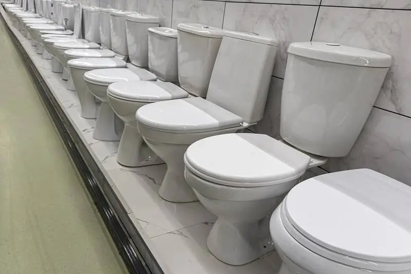 Toilettes en porcelaine dans un magasin de sanitaires