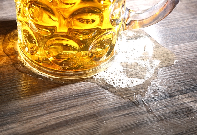 Verre de bière et chiffon pour nettoyage