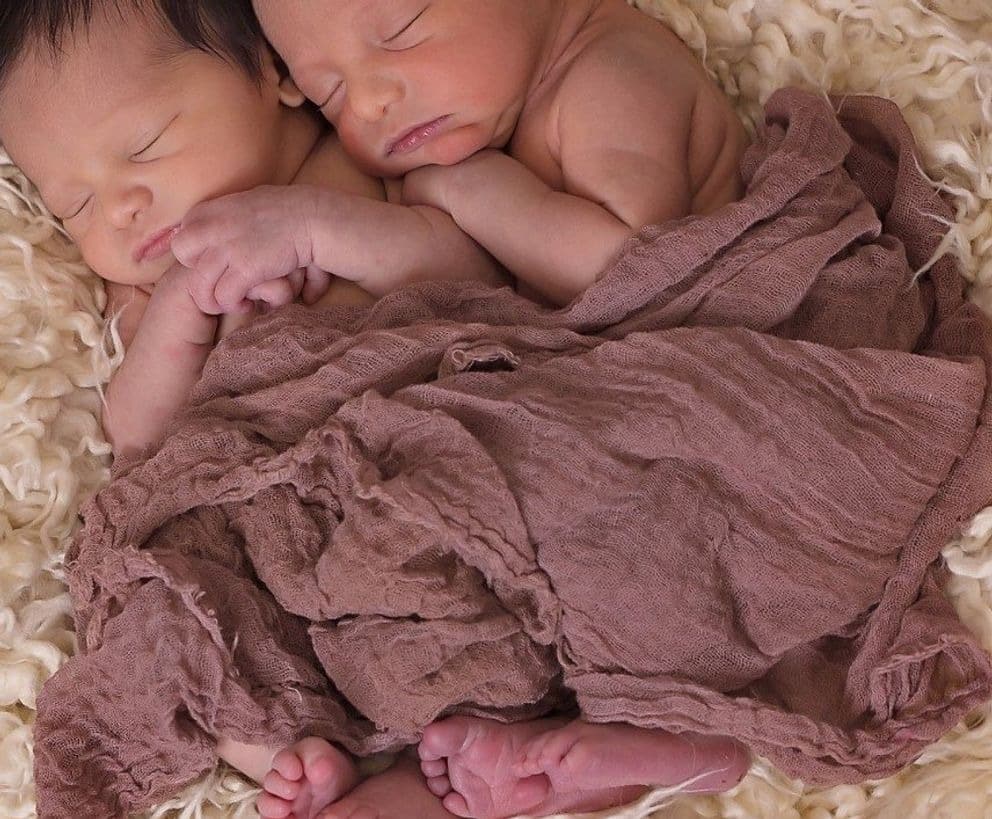 Femme enceinte avec une expression déterminée