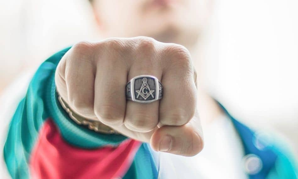 Bague au majeur droit
