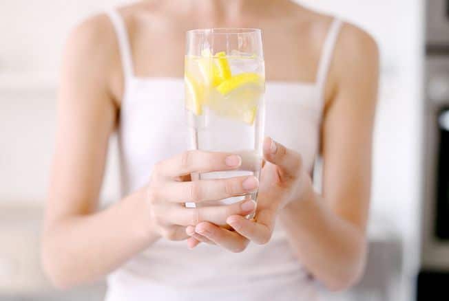 Verre d'eau citronnée