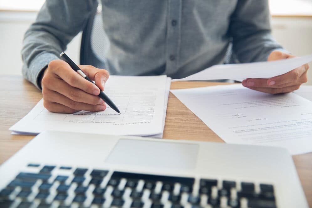Notaire examinant des documents importants
