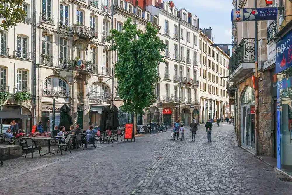 Vue typique du quartier historique de Nantes avec ses pavés et bâtiments anciens