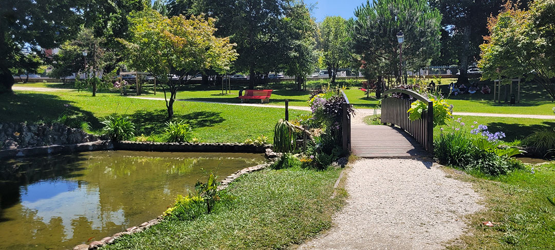 Deux personnes discutant sur un banc dans un parc