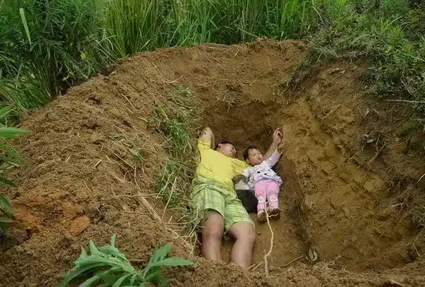 Zhang Liyong et sa fille dans la tombe préparée