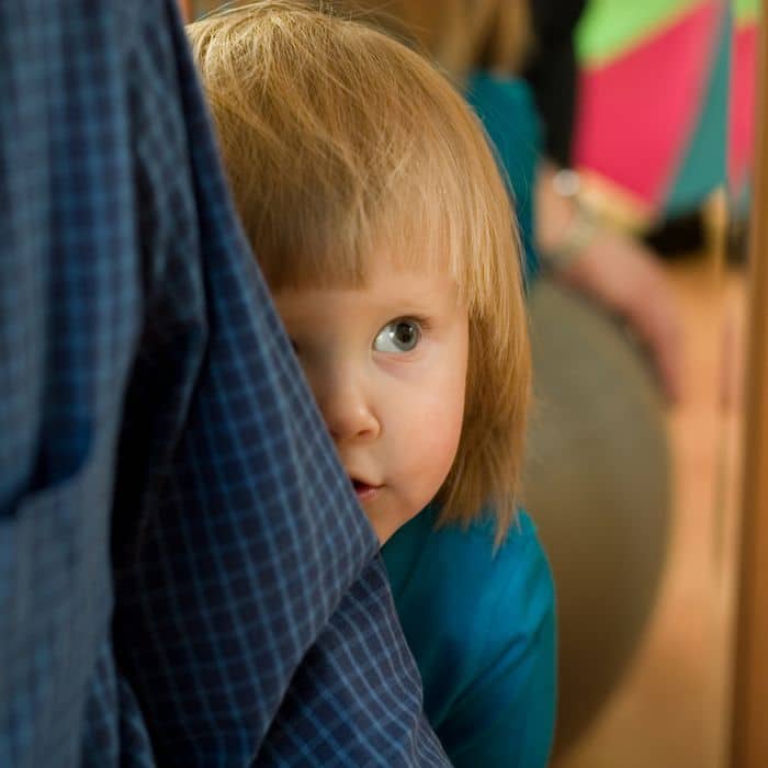 Enfant timide cherchant à prendre confiance en lui