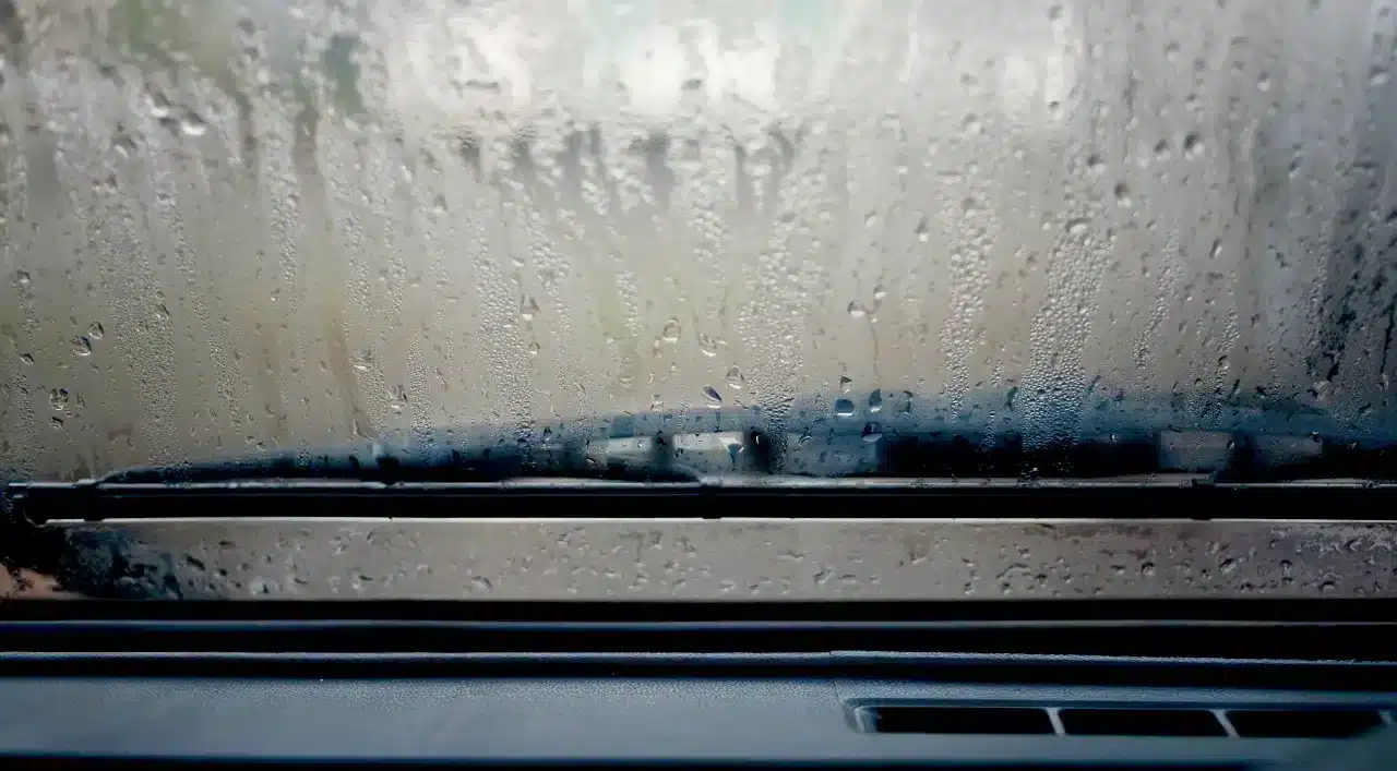 Buée sur pare-brise de voiture