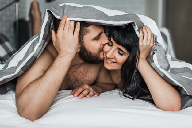 Couple s'embrassant dans un lit