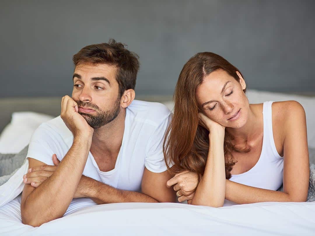 Couple se parlant dans un lit