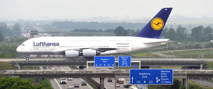 A380 survolant des routes à Halle