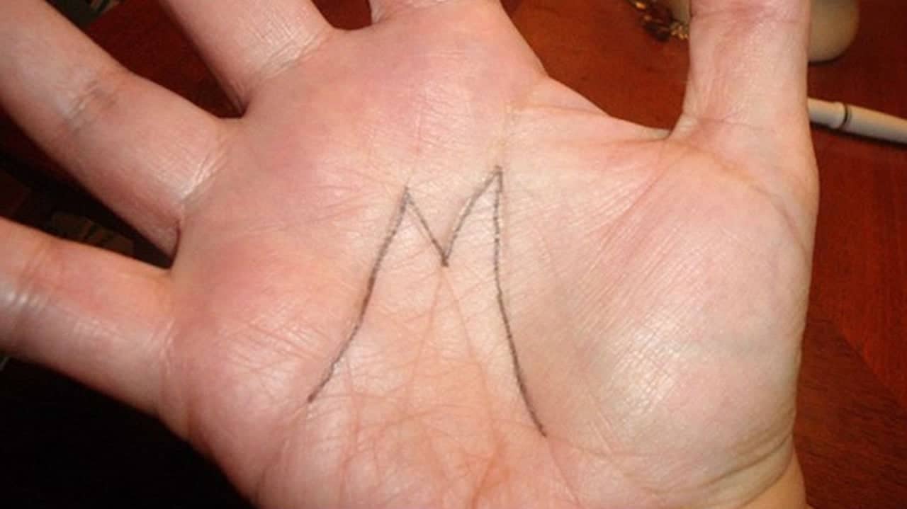 Main montrant clairement la lettre M formée par les lignes