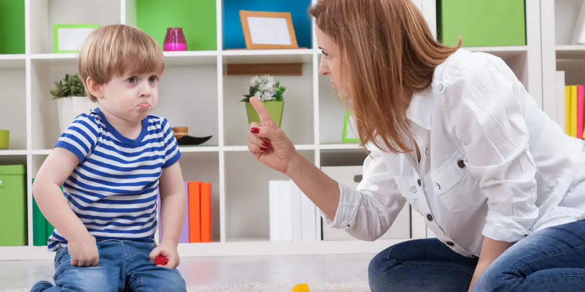 Parent expliquant une règle à son enfant