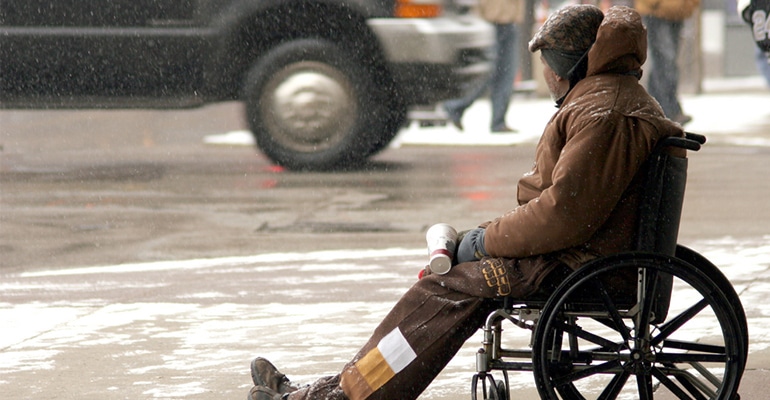 Homme âgé assis sur un banc