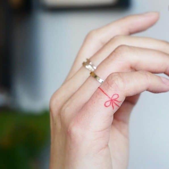 Détail de tatouage fil rouge